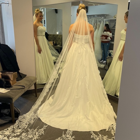 NWT Scalloped ivory lace edge cathedral veil - Picture 5 of 9